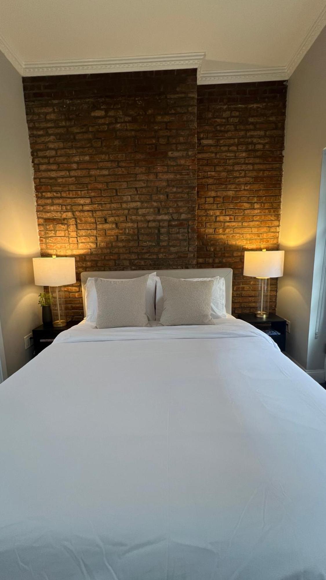 Gorgeous Exposed Brick 1 Bedroom Private Roof Deck!
