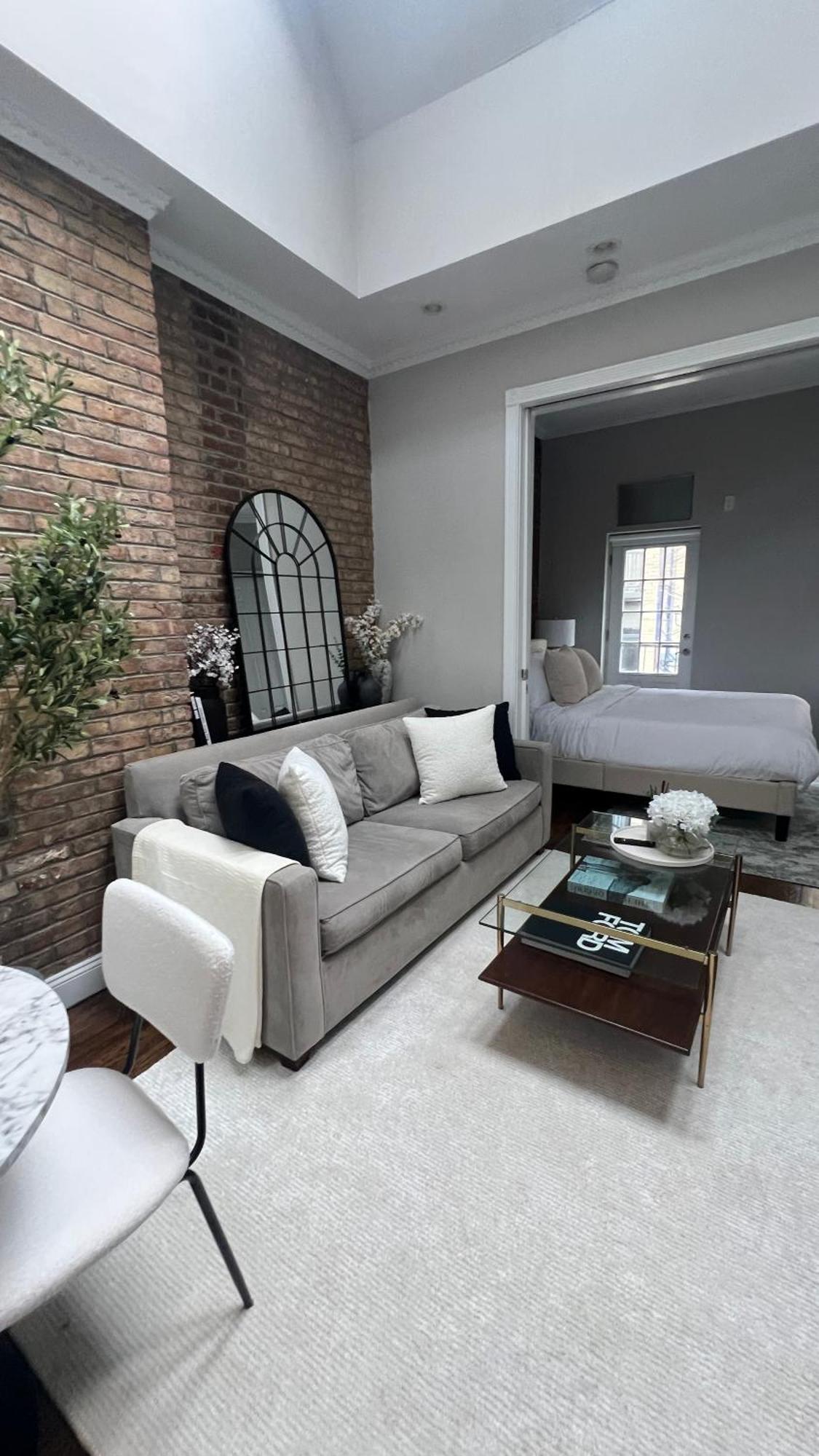 Gorgeous Exposed Brick 1 Bedroom Private Roof Deck! *