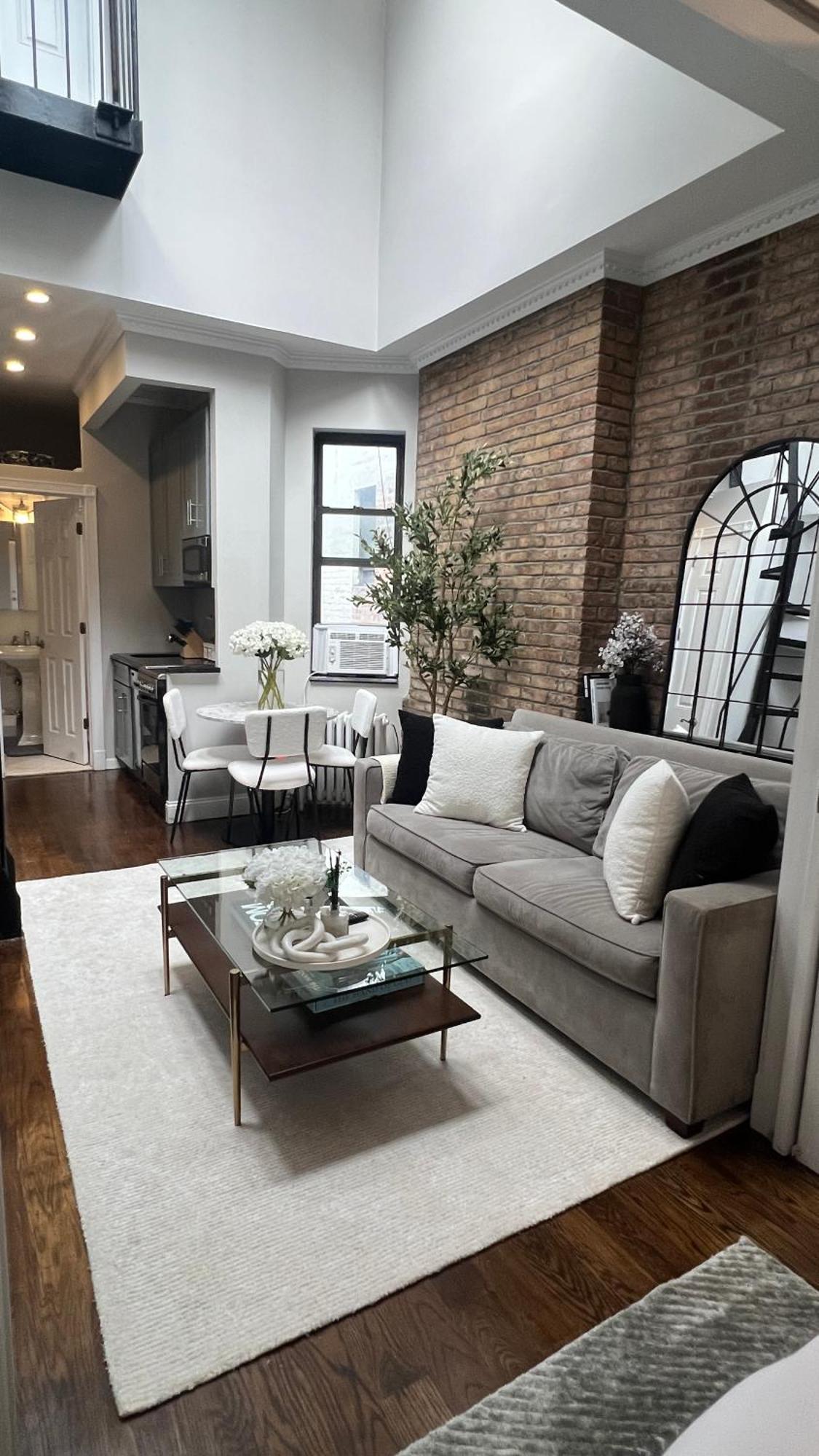 Gorgeous Exposed Brick 1 Bedroom Private Roof Deck!